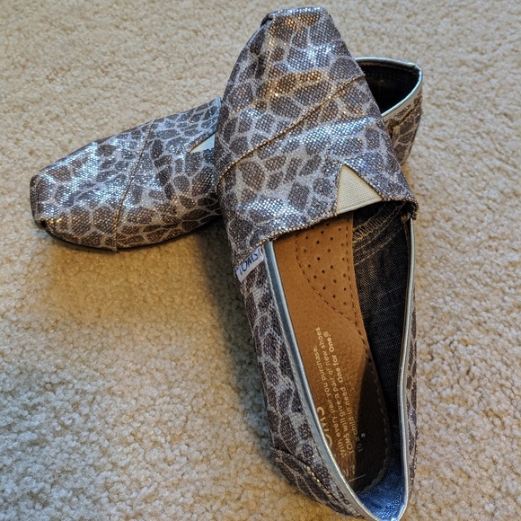 Toms - Giraffe Print - Picture 2 of 3